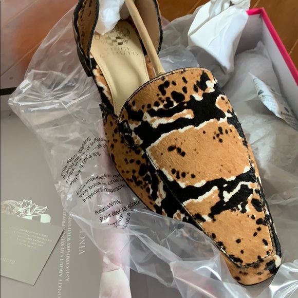 Vince Camuto Kordie Flats - Picture 2 of 8